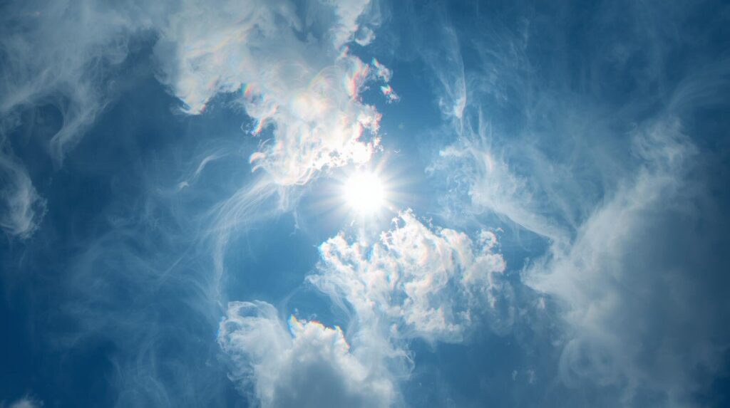 太陽の周りに現れた彩雲を見つけた瞬間のクローズアップ。幸運を見つけるための具体的なヒントを象徴している。